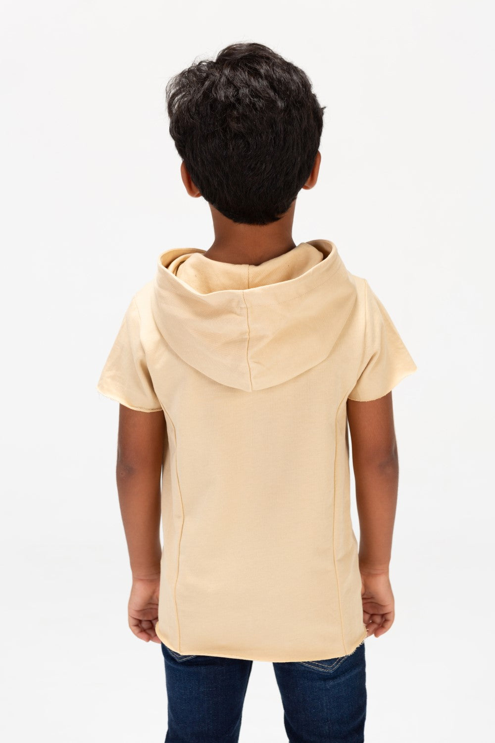 تي شيرت أساسي دائري للأولاد بأكمام قصيرة وكابيشو مصنوع من مادة صيفية مريحة