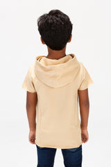 تي شيرت أساسي دائري للأولاد بأكمام قصيرة وكابيشو مصنوع من مادة صيفية مريحة
