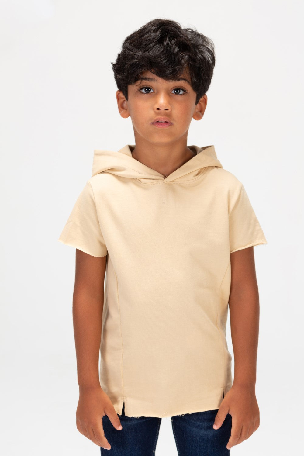 تي شيرت أساسي دائري للأولاد بأكمام قصيرة وكابيشو مصنوع من مادة صيفية مريحة
