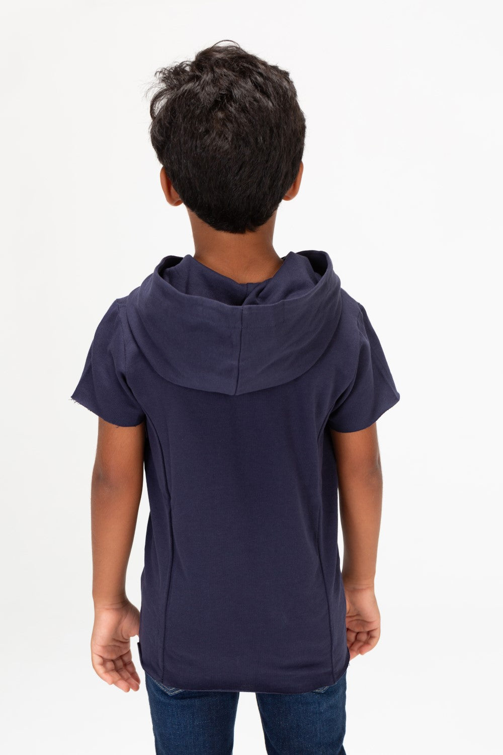 تي شيرت أساسي دائري للأولاد بأكمام قصيرة وكابيشو مصنوع من مادة صيفية مريحة