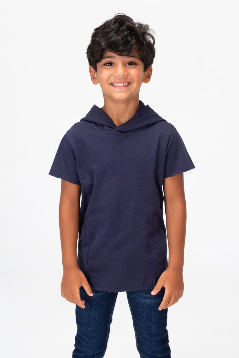 تي شيرت أساسي دائري للأولاد بأكمام قصيرة وكابيشو مصنوع من مادة صيفية مريحة