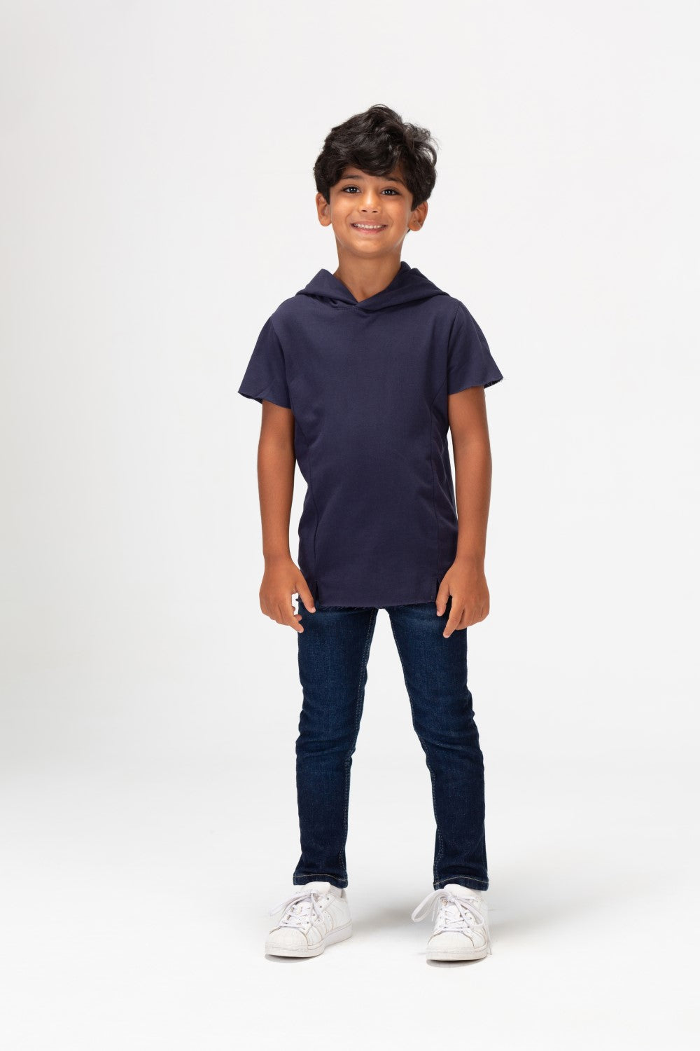 تي شيرت أساسي دائري للأولاد بأكمام قصيرة وكابيشو مصنوع من مادة صيفية مريحة