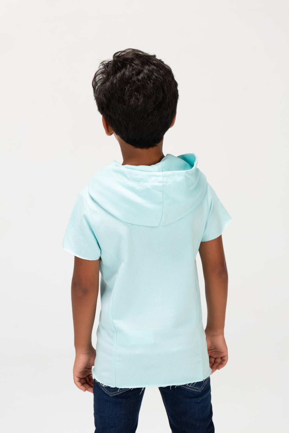 تي شيرت أساسي دائري للأولاد بأكمام قصيرة وكابيشو مصنوع من مادة صيفية مريحة