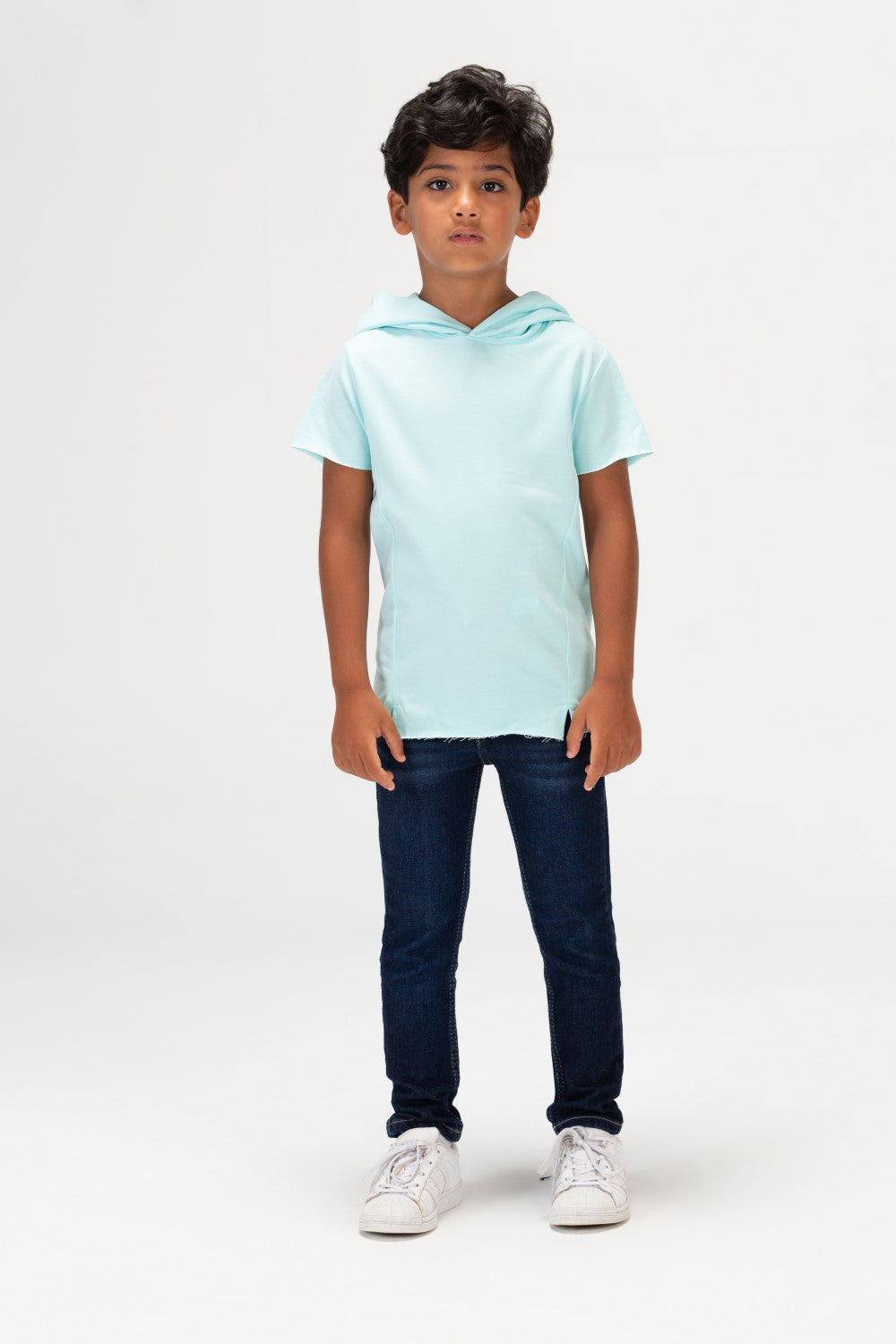 تي شيرت أساسي دائري للأولاد بأكمام قصيرة وكابيشو مصنوع من مادة صيفية مريحة