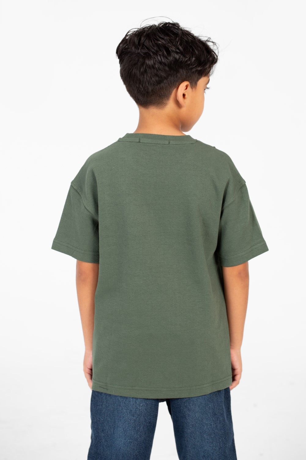 تي شيرت للأولاد بتصميم عصري أساسي برقبة دائرية وأكمام قصيرة