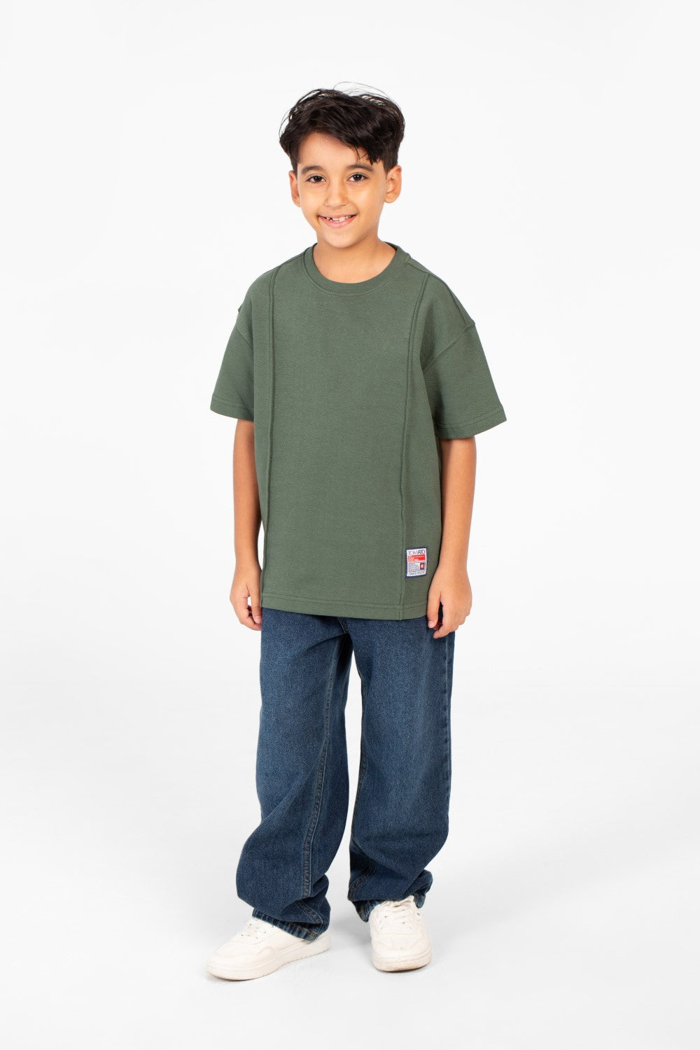 تي شيرت للأولاد بتصميم عصري أساسي برقبة دائرية وأكمام قصيرة