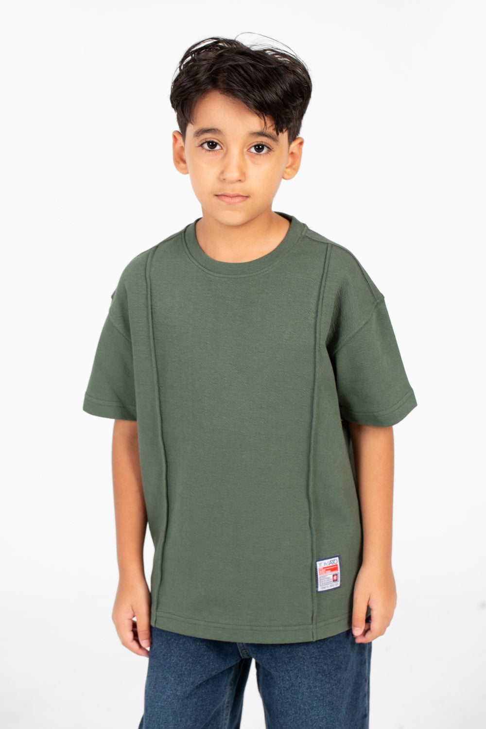 تي شيرت للأولاد بتصميم عصري أساسي برقبة دائرية وأكمام قصيرة