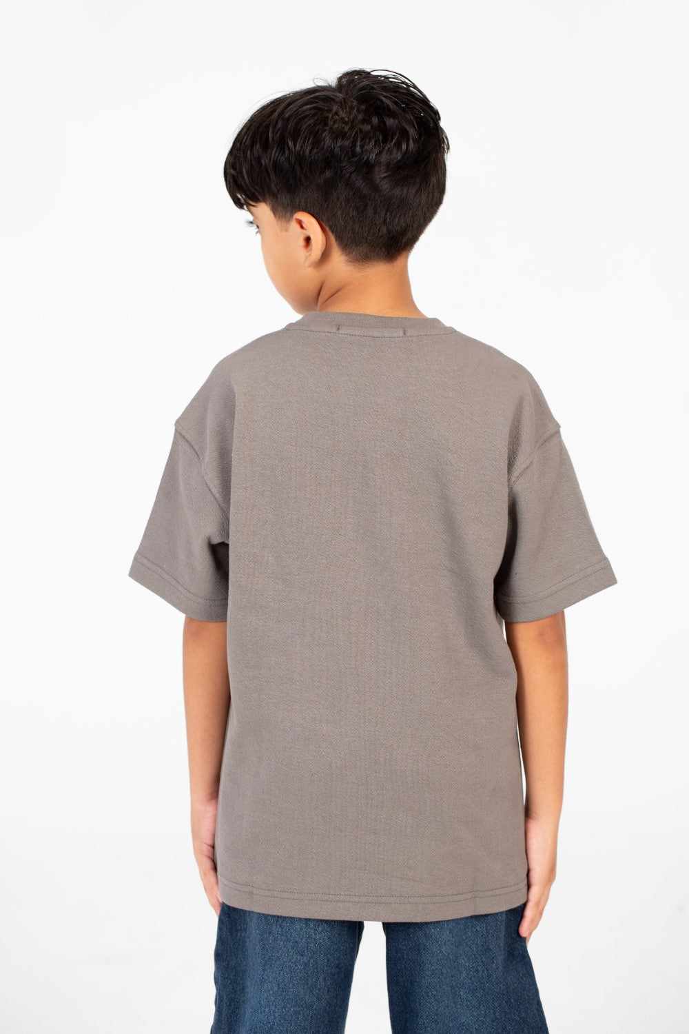 تي شيرت للأولاد بتصميم عصري أساسي برقبة دائرية وأكمام قصيرة