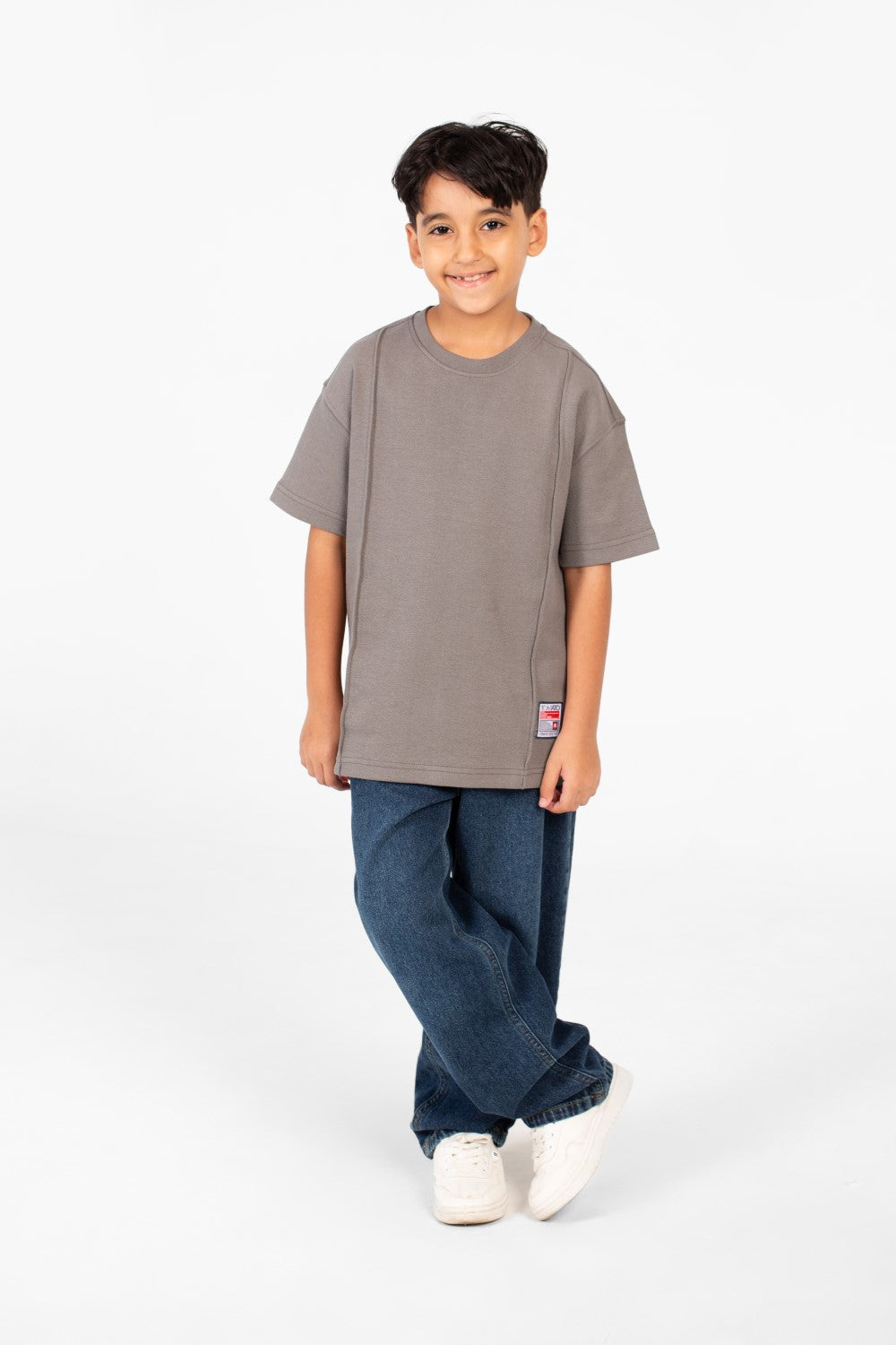 تي شيرت للأولاد بتصميم عصري أساسي برقبة دائرية وأكمام قصيرة