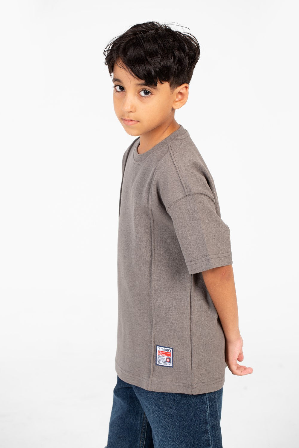 تي شيرت للأولاد بتصميم عصري أساسي برقبة دائرية وأكمام قصيرة