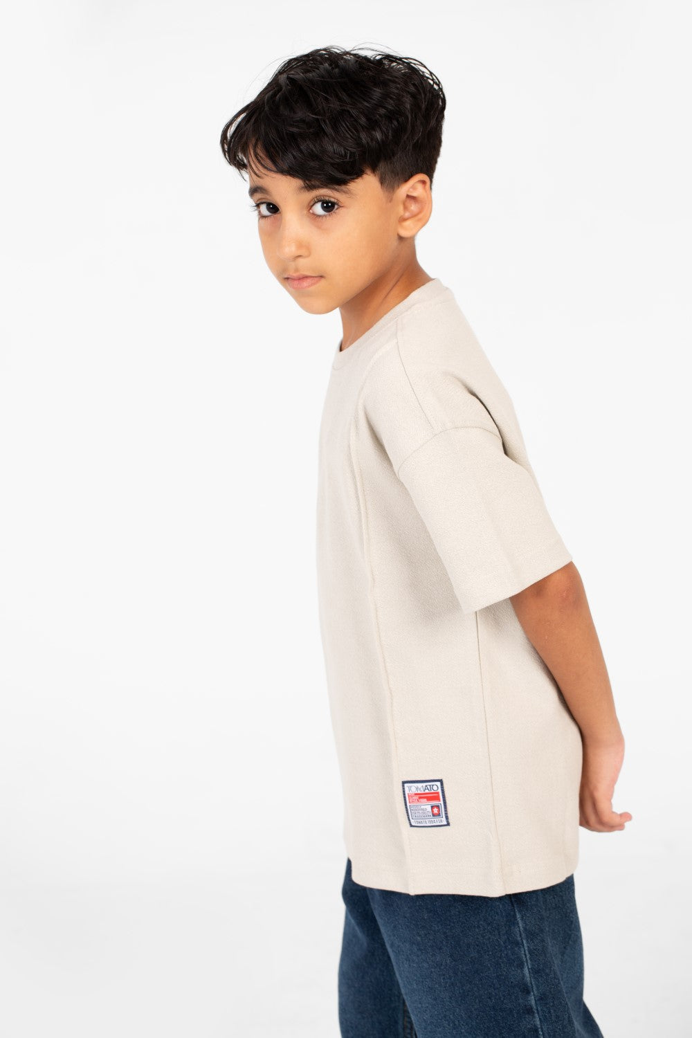 تي شيرت للأولاد بتصميم عصري أساسي برقبة دائرية وأكمام قصيرة