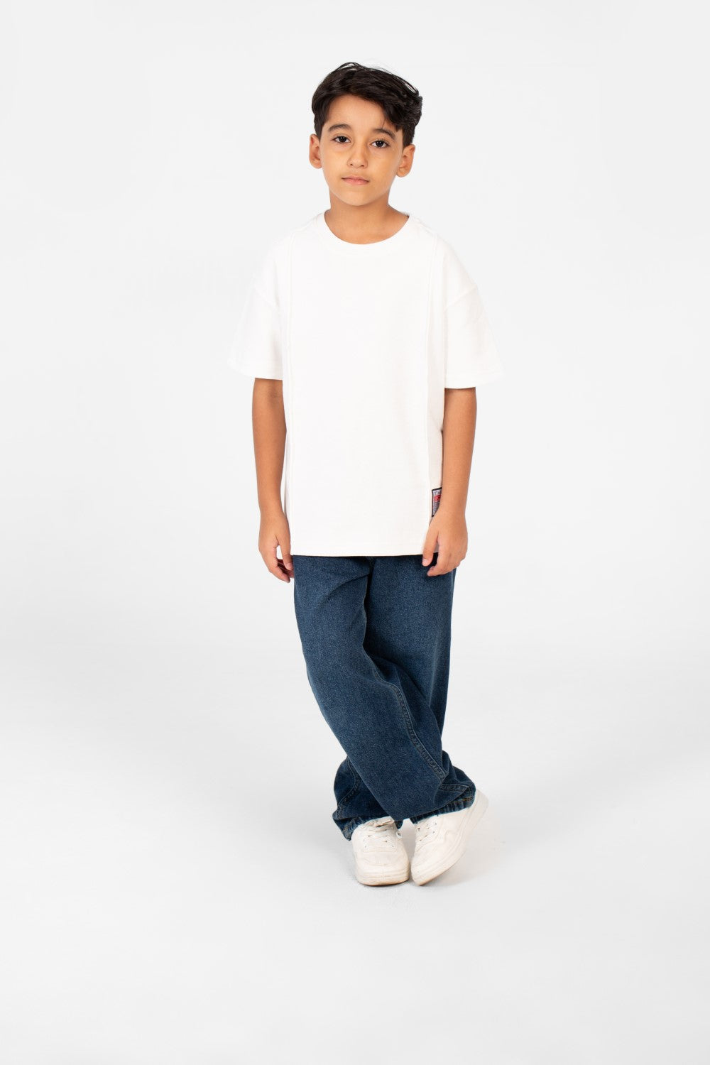 تي شيرت للأولاد بتصميم عصري أساسي برقبة دائرية وأكمام قصيرة
