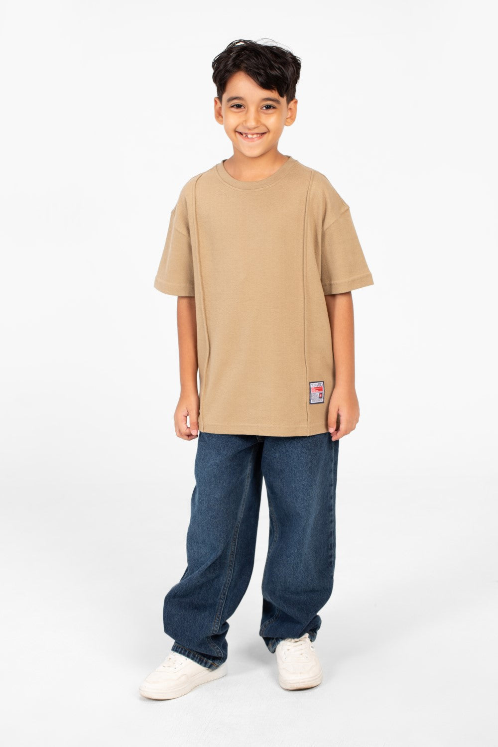 تي شيرت للأولاد بتصميم عصري أساسي برقبة دائرية وأكمام قصيرة