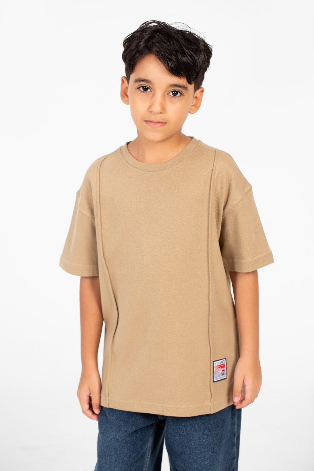 تي شيرت للأولاد بتصميم عصري أساسي برقبة دائرية وأكمام قصيرة