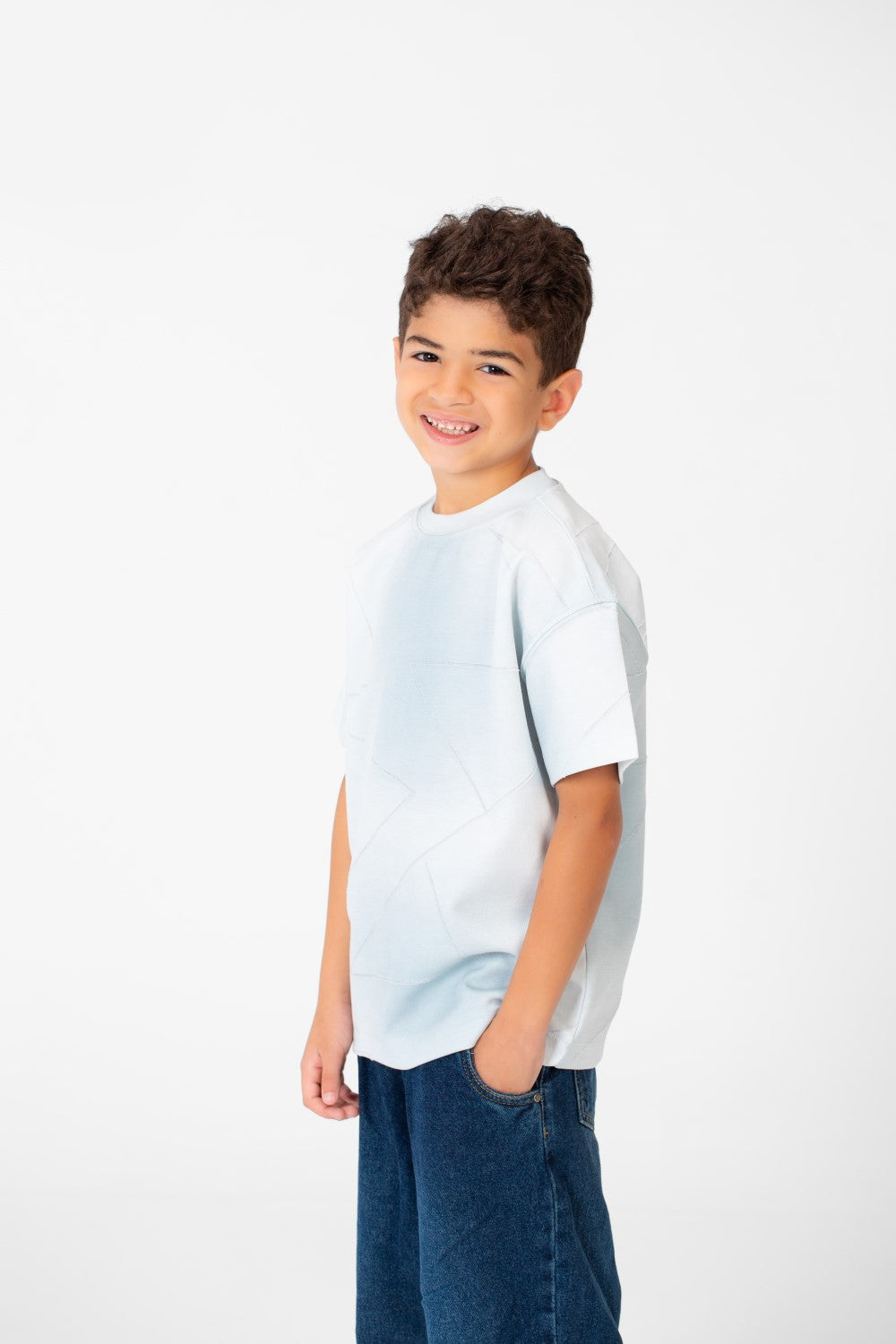 تي شيرت أساسي للأولاد بأكمام قصيرة ورقبة دائرية مصنوع من مادة مريحة عالية الجودة