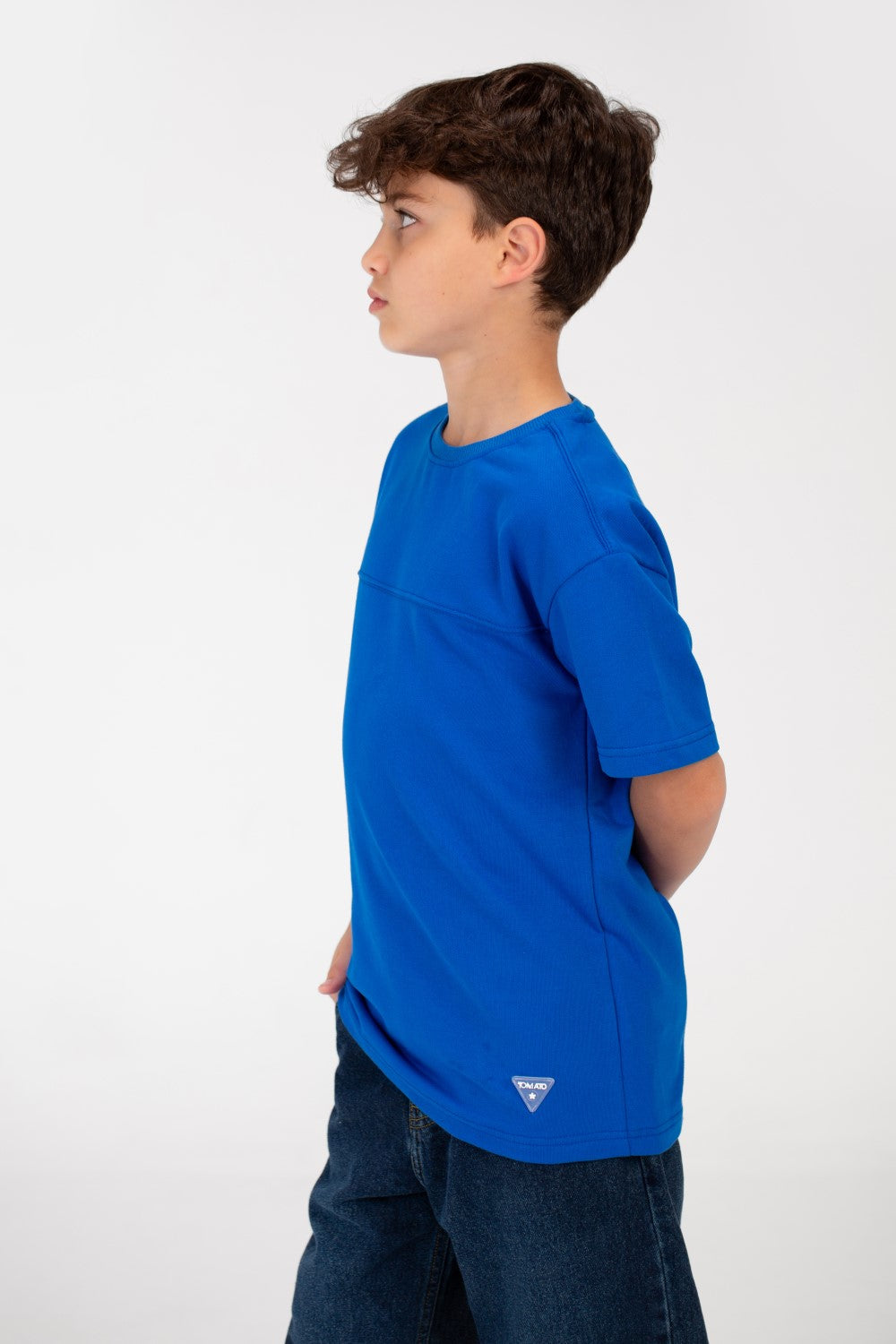 تي شيرت أساسي عالي الجودة للأولاد بنصف كم