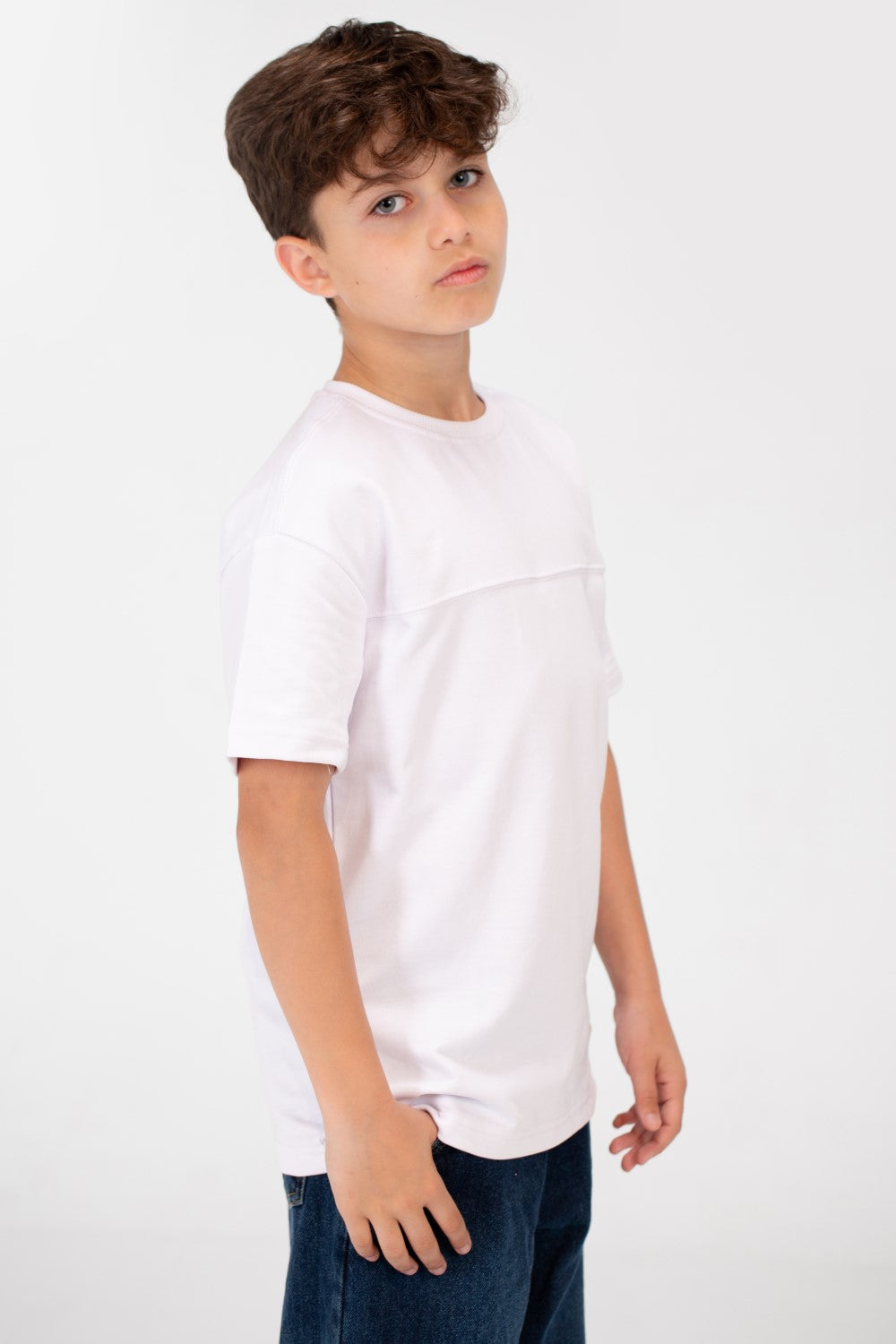 تي شيرت أساسي عالي الجودة للأولاد بنصف كم