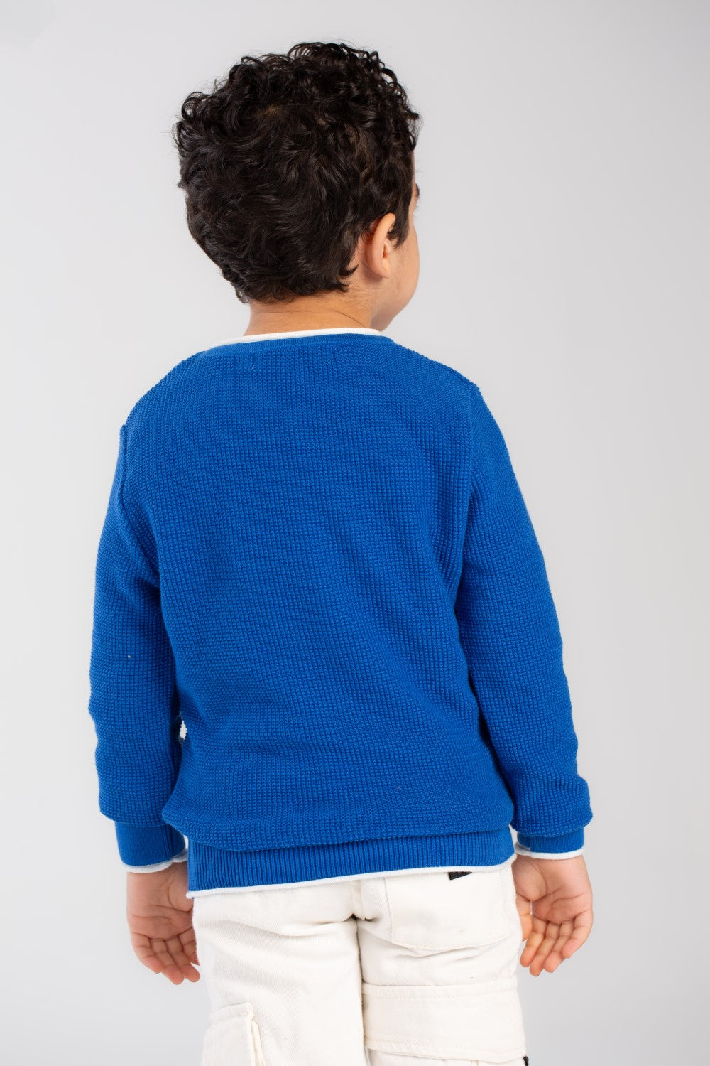 بلوزة أساسية للأولاد برقبة دائرية مصنوعة من بلوفر ناعم