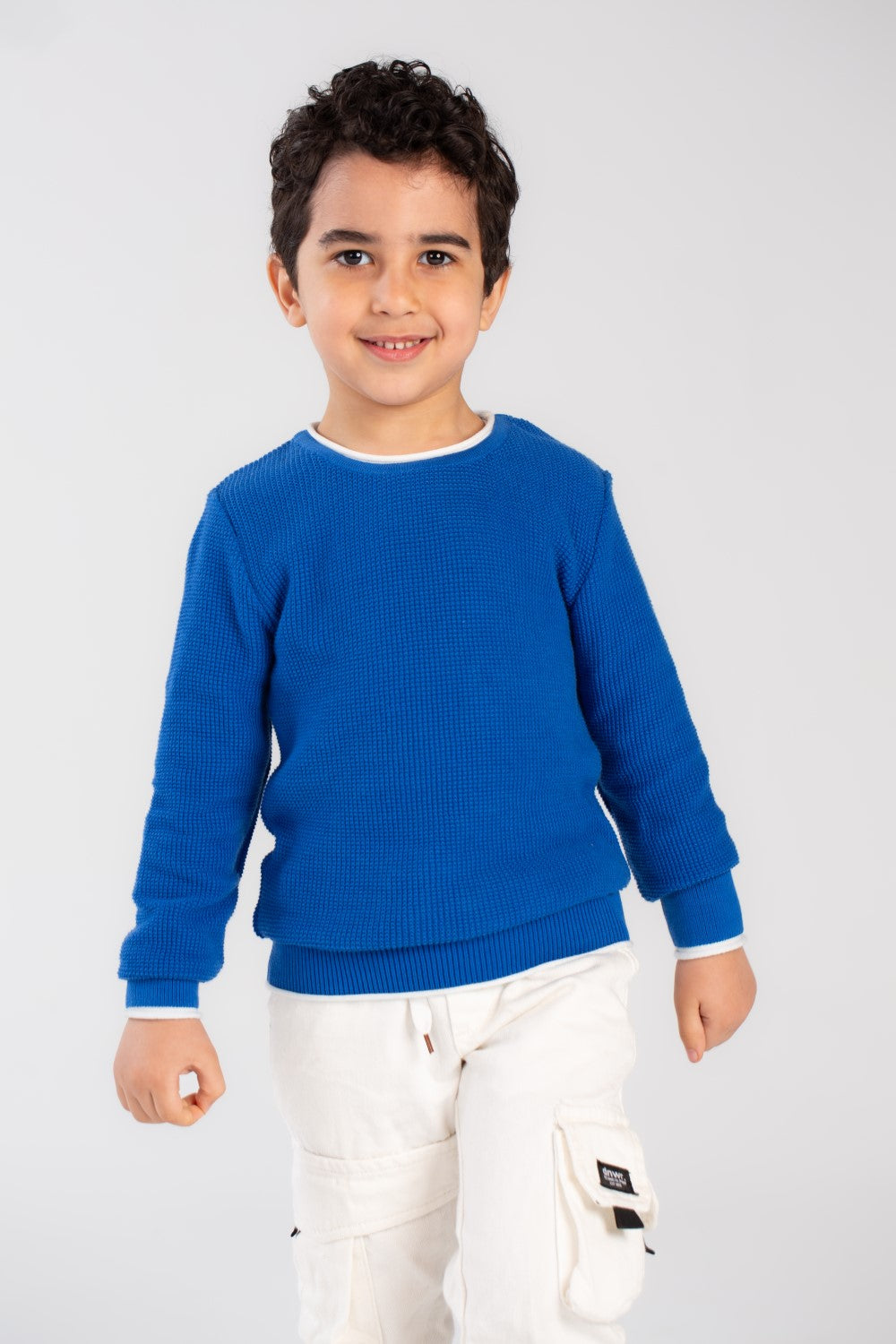 بلوزة أساسية للأولاد برقبة دائرية مصنوعة من بلوفر ناعم