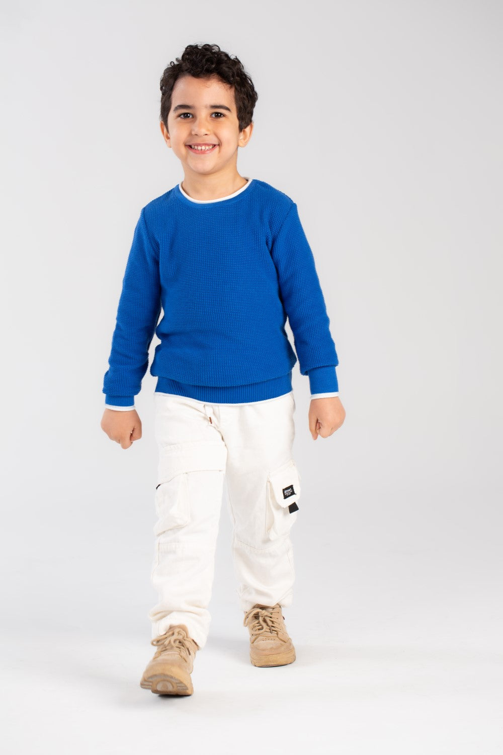 بلوزة أساسية للأولاد برقبة دائرية مصنوعة من بلوفر ناعم