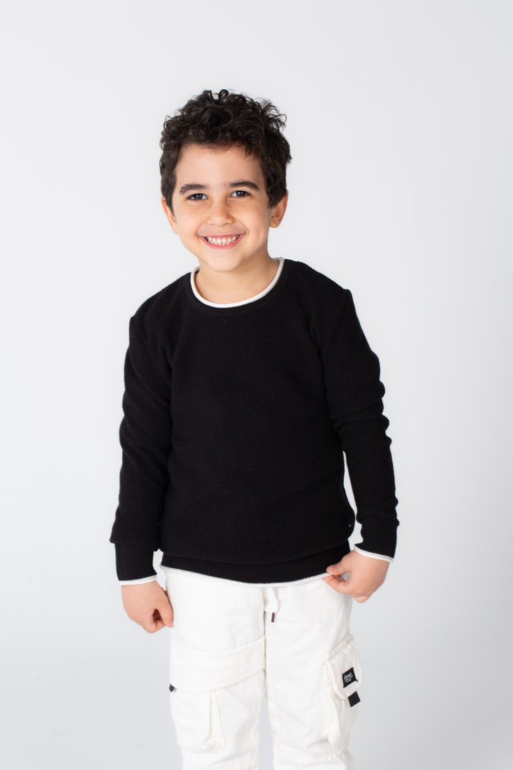 بلوزة أساسية للأولاد برقبة دائرية مصنوعة من بلوفر ناعم