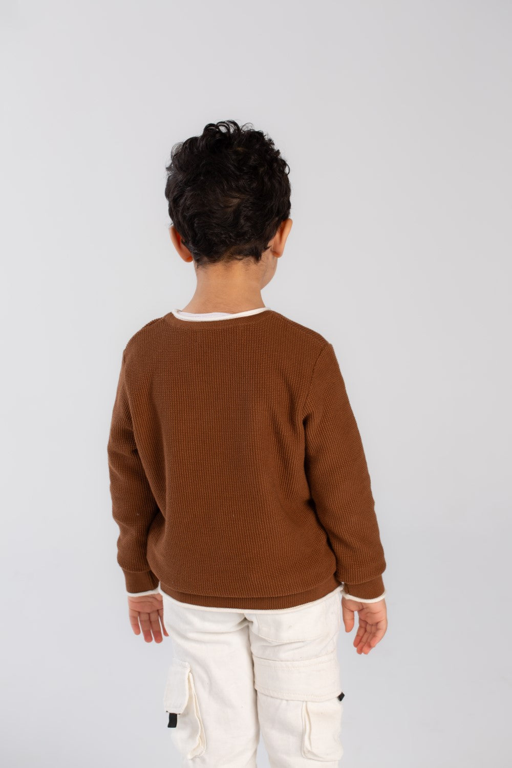 بلوزة أساسية للأولاد برقبة دائرية مصنوعة من بلوفر ناعم