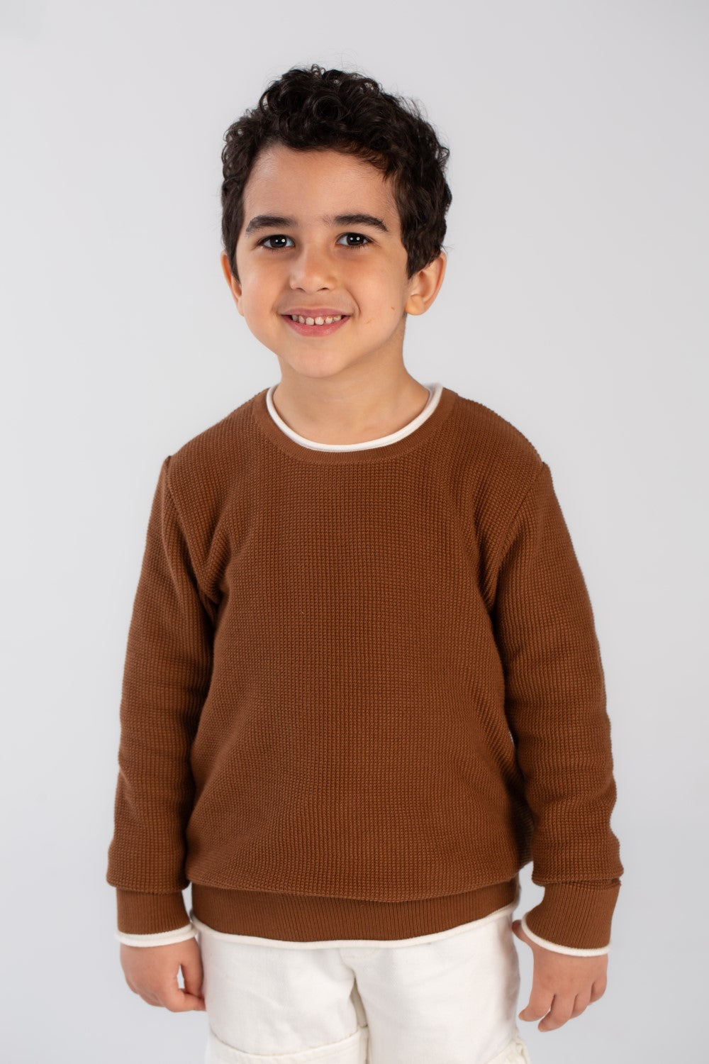 بلوزة أساسية للأولاد برقبة دائرية مصنوعة من بلوفر ناعم