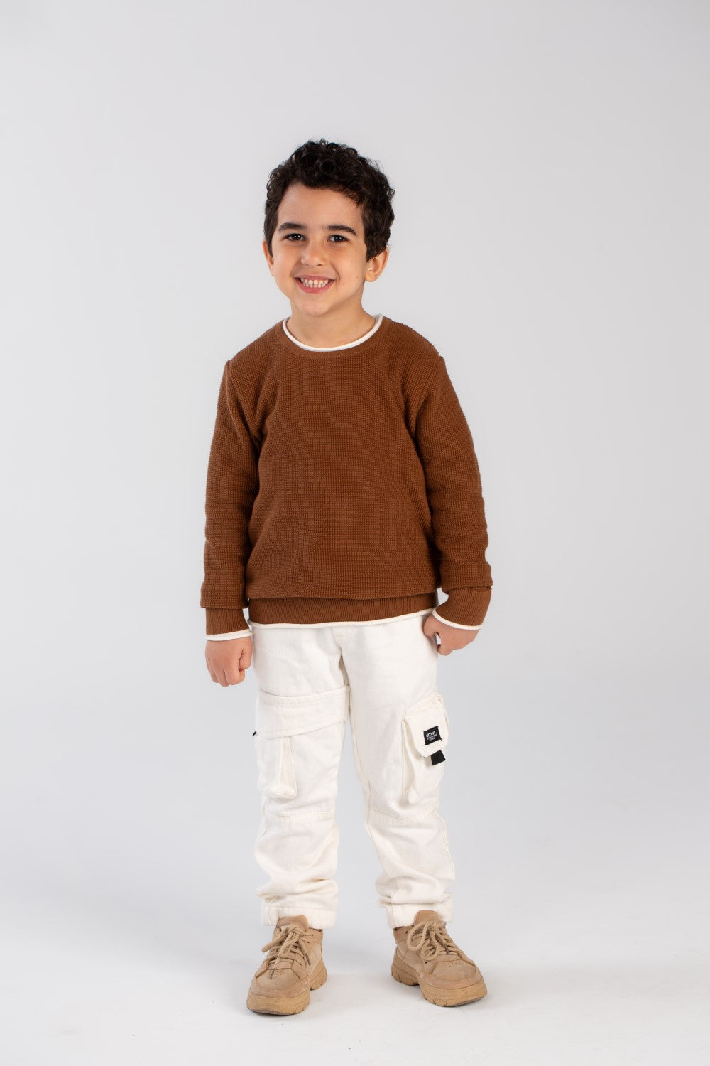 بلوزة أساسية للأولاد برقبة دائرية مصنوعة من بلوفر ناعم