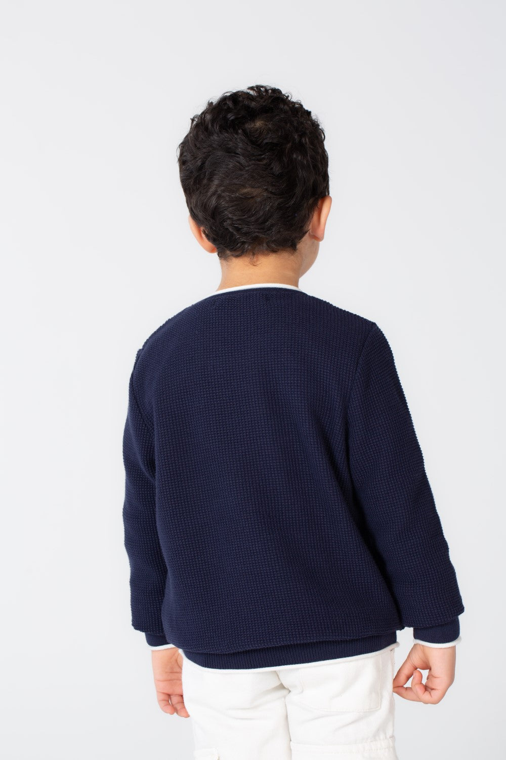 بلوزة أساسية للأولاد برقبة دائرية مصنوعة من بلوفر ناعم