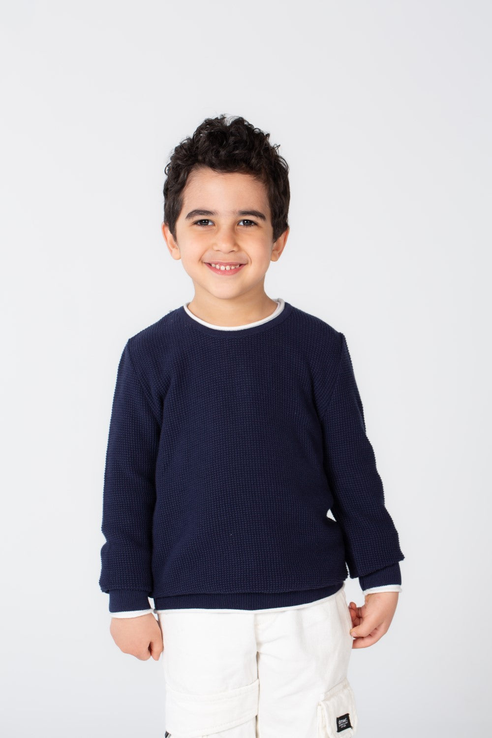 بلوزة أساسية للأولاد برقبة دائرية مصنوعة من بلوفر ناعم