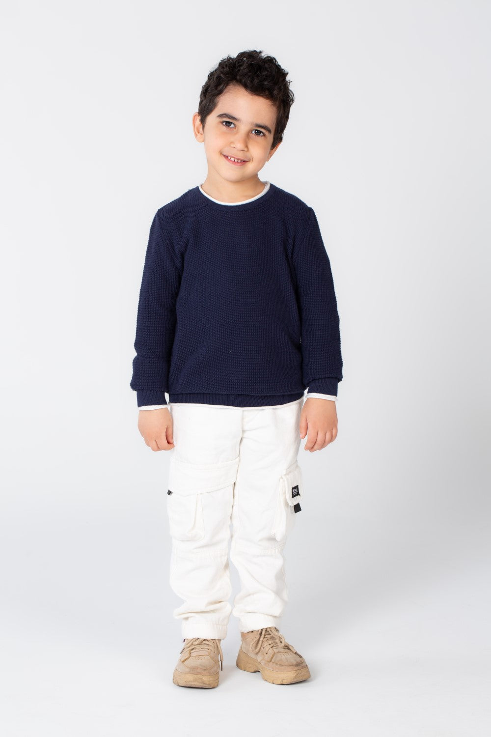 بلوزة أساسية للأولاد برقبة دائرية مصنوعة من بلوفر ناعم