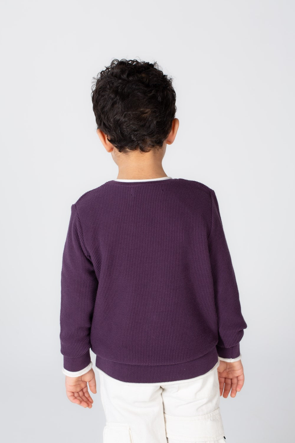 بلوزة أساسية للأولاد برقبة دائرية مصنوعة من بلوفر ناعم