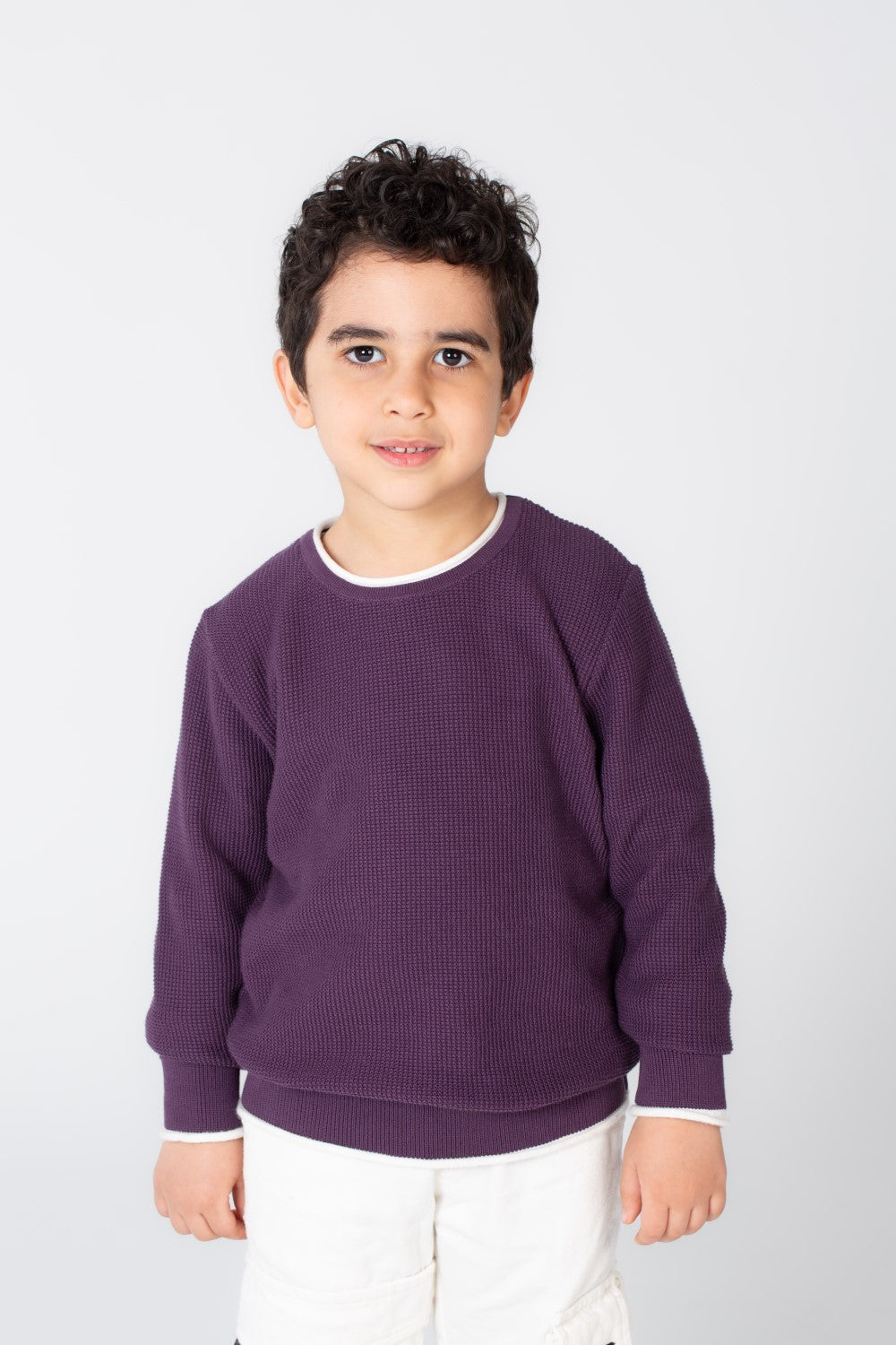 بلوزة أساسية للأولاد برقبة دائرية مصنوعة من بلوفر ناعم