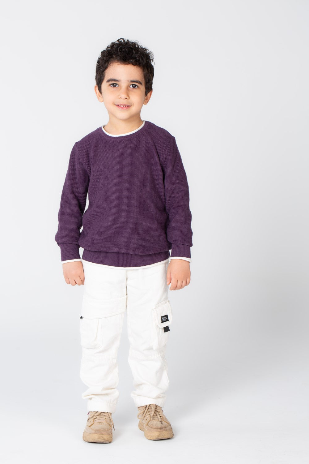 بلوزة أساسية للأولاد برقبة دائرية مصنوعة من بلوفر ناعم