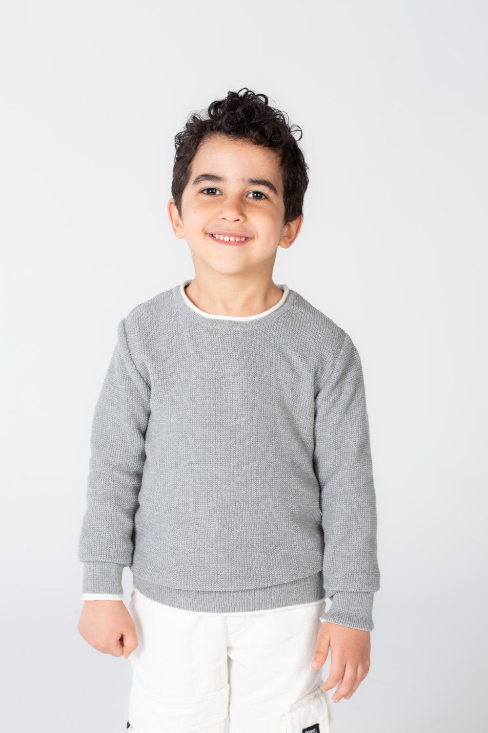 بلوزة أساسية للأولاد برقبة دائرية مصنوعة من بلوفر ناعم