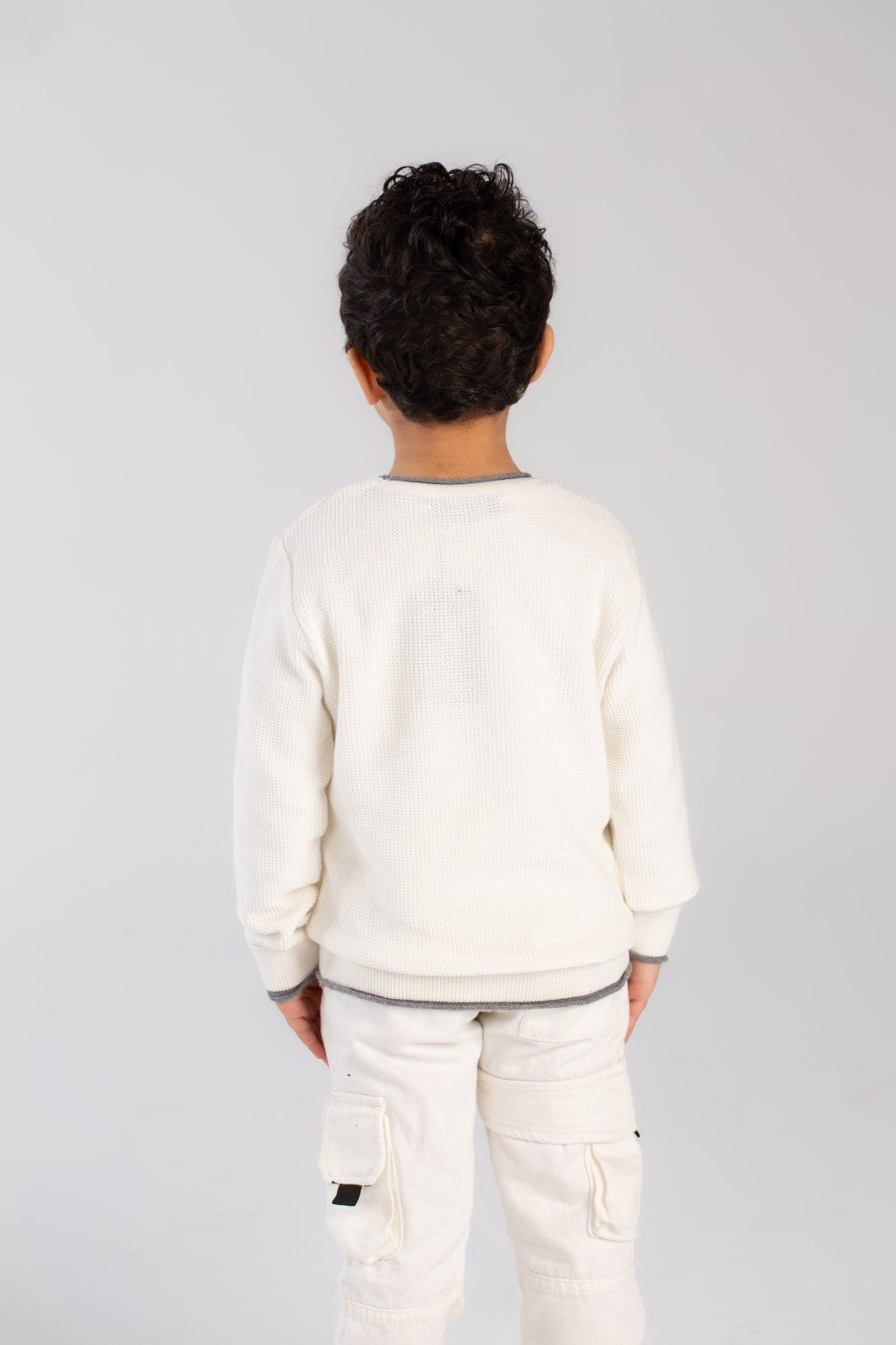 بلوزة أساسية للأولاد برقبة دائرية مصنوعة من بلوفر ناعم