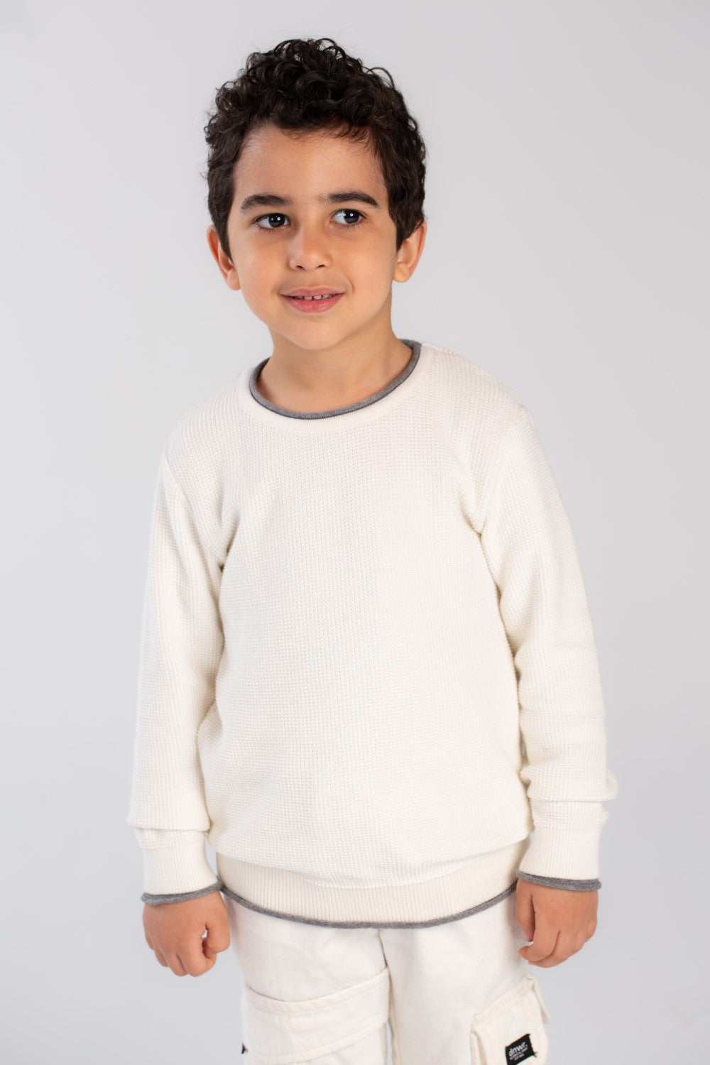 بلوزة أساسية للأولاد برقبة دائرية مصنوعة من بلوفر ناعم