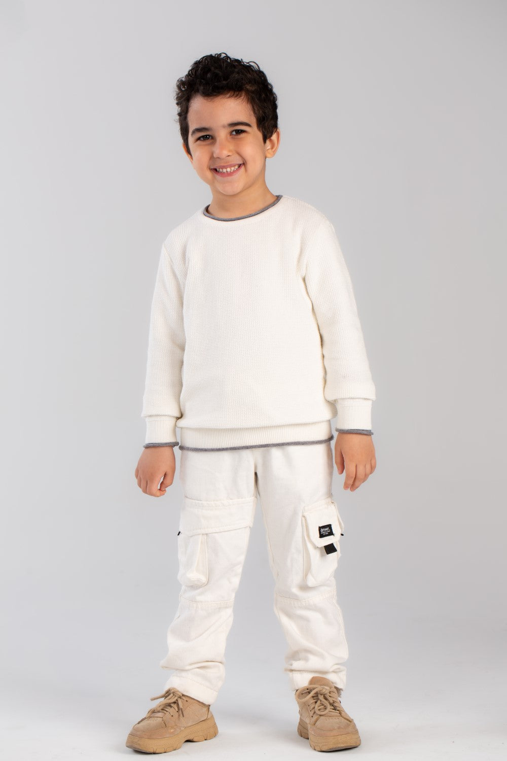 بلوزة أساسية للأولاد برقبة دائرية مصنوعة من بلوفر ناعم