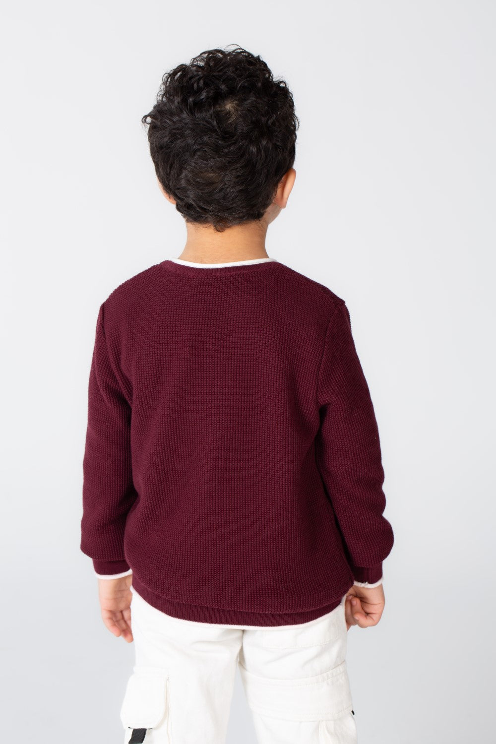 بلوزة أساسية للأولاد برقبة دائرية مصنوعة من بلوفر ناعم