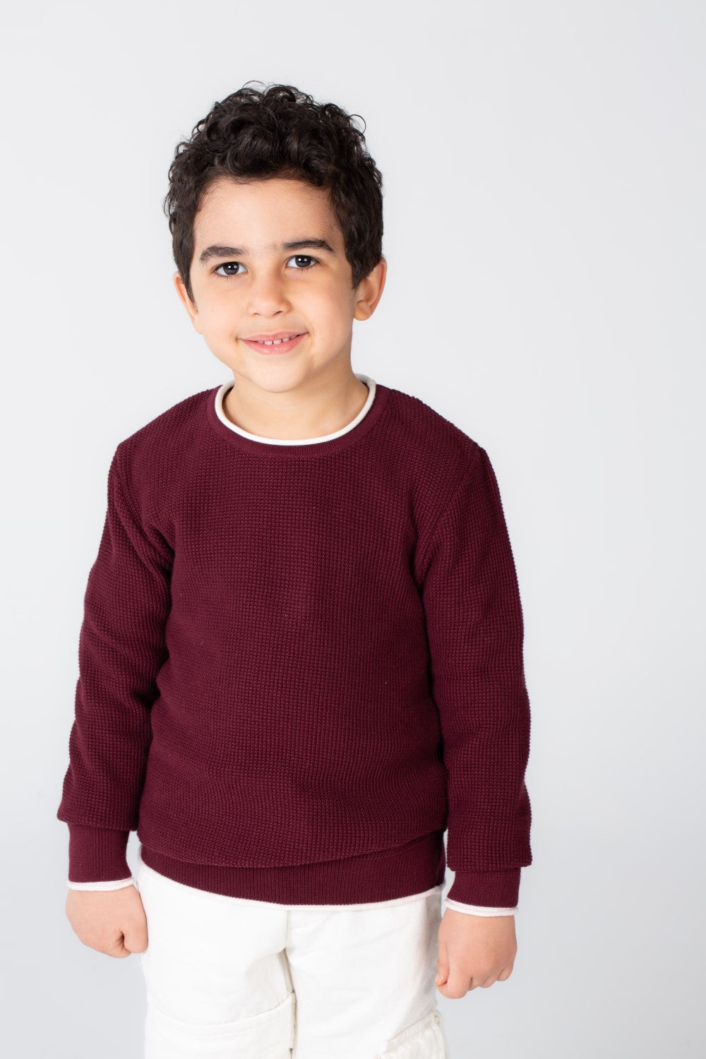 بلوزة أساسية للأولاد برقبة دائرية مصنوعة من بلوفر ناعم