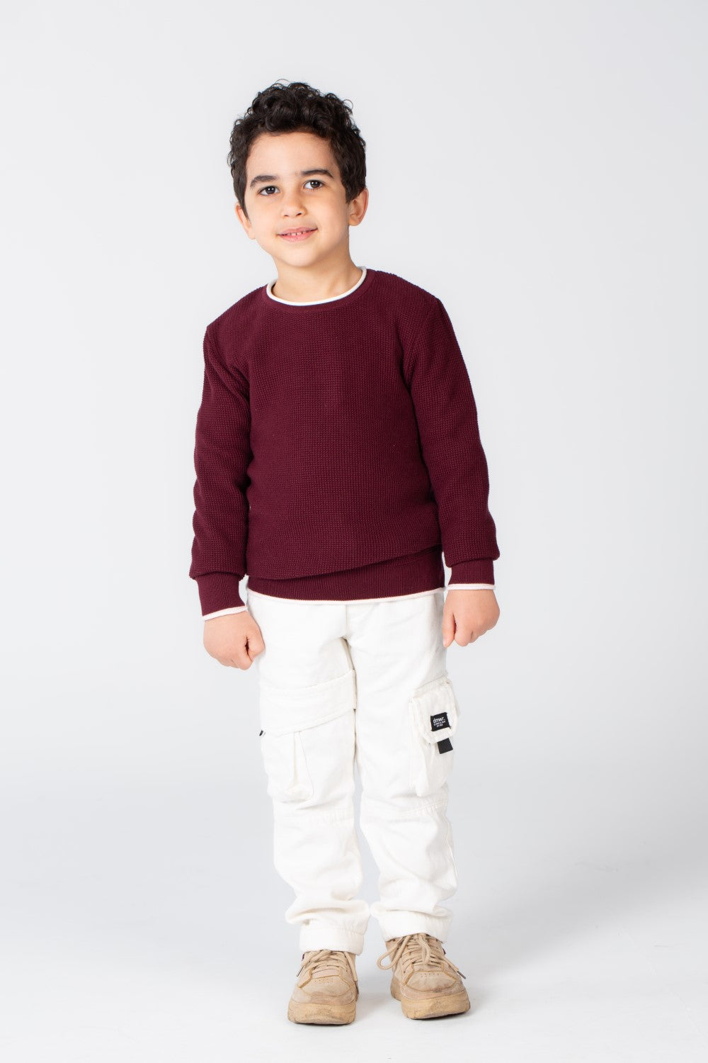 بلوزة أساسية للأولاد برقبة دائرية مصنوعة من بلوفر ناعم