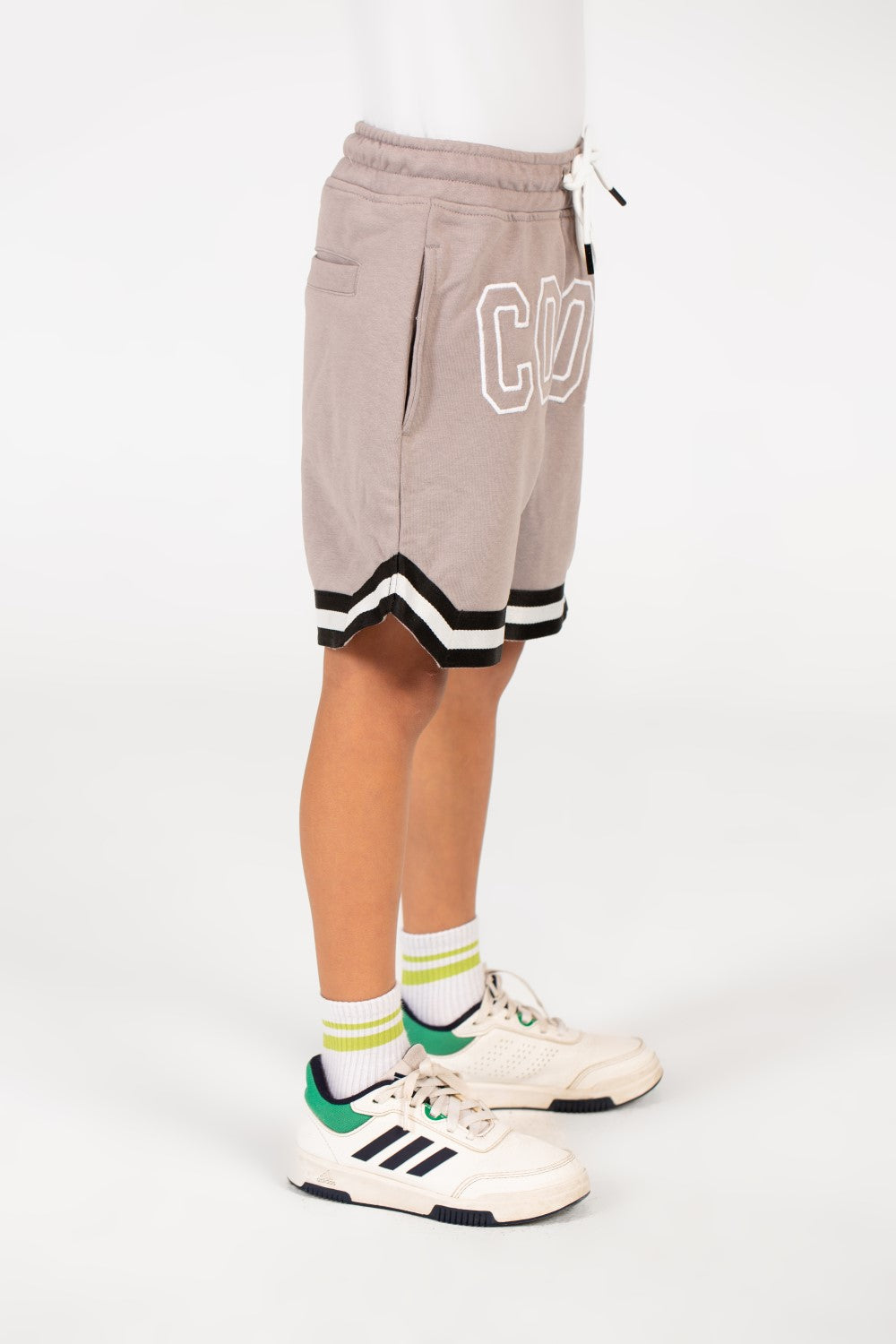 شورت ميلتون بطبعة رائعة ومخطّطين للأولاد