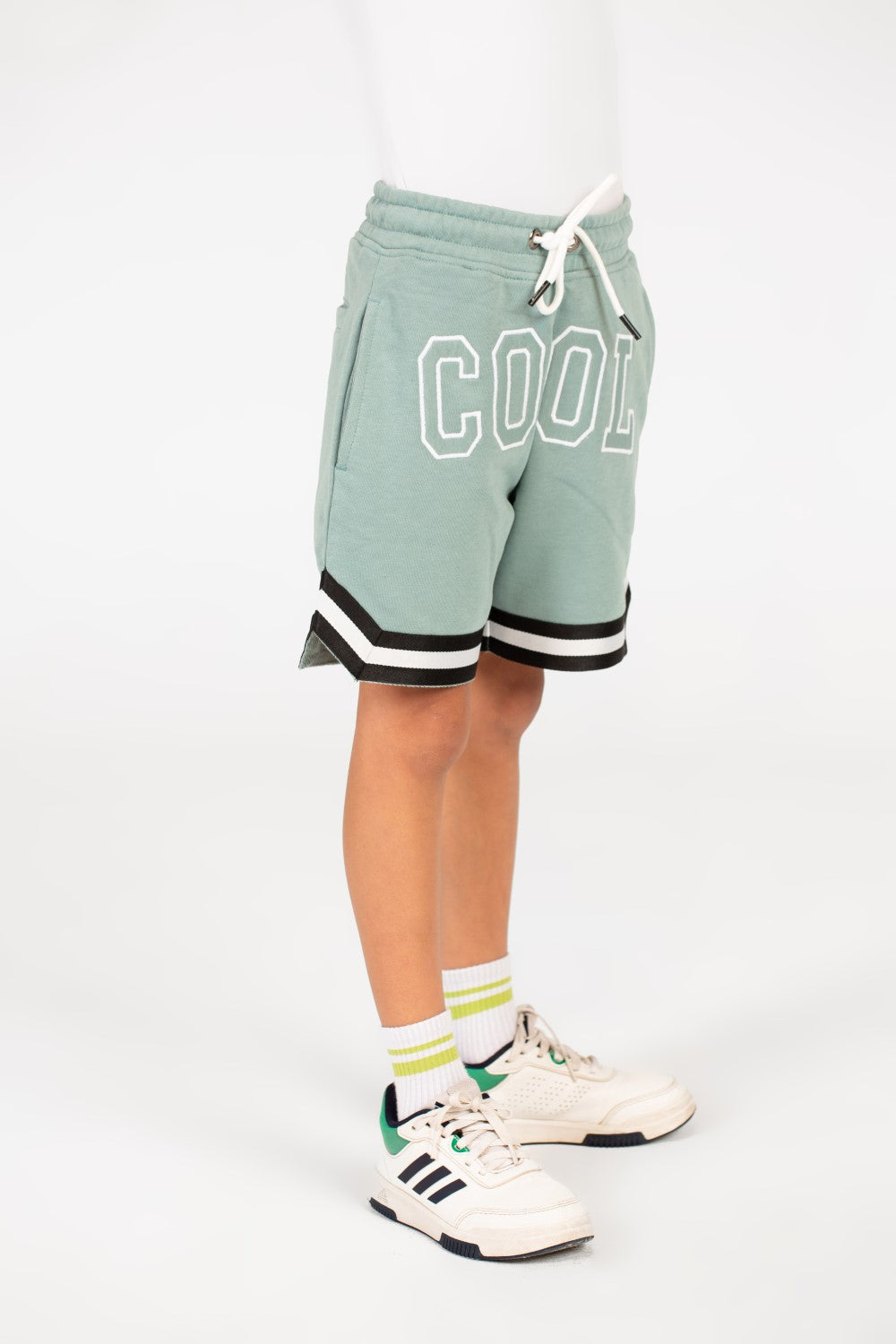 شورت ميلتون بطبعة رائعة ومخطّطين للأولاد