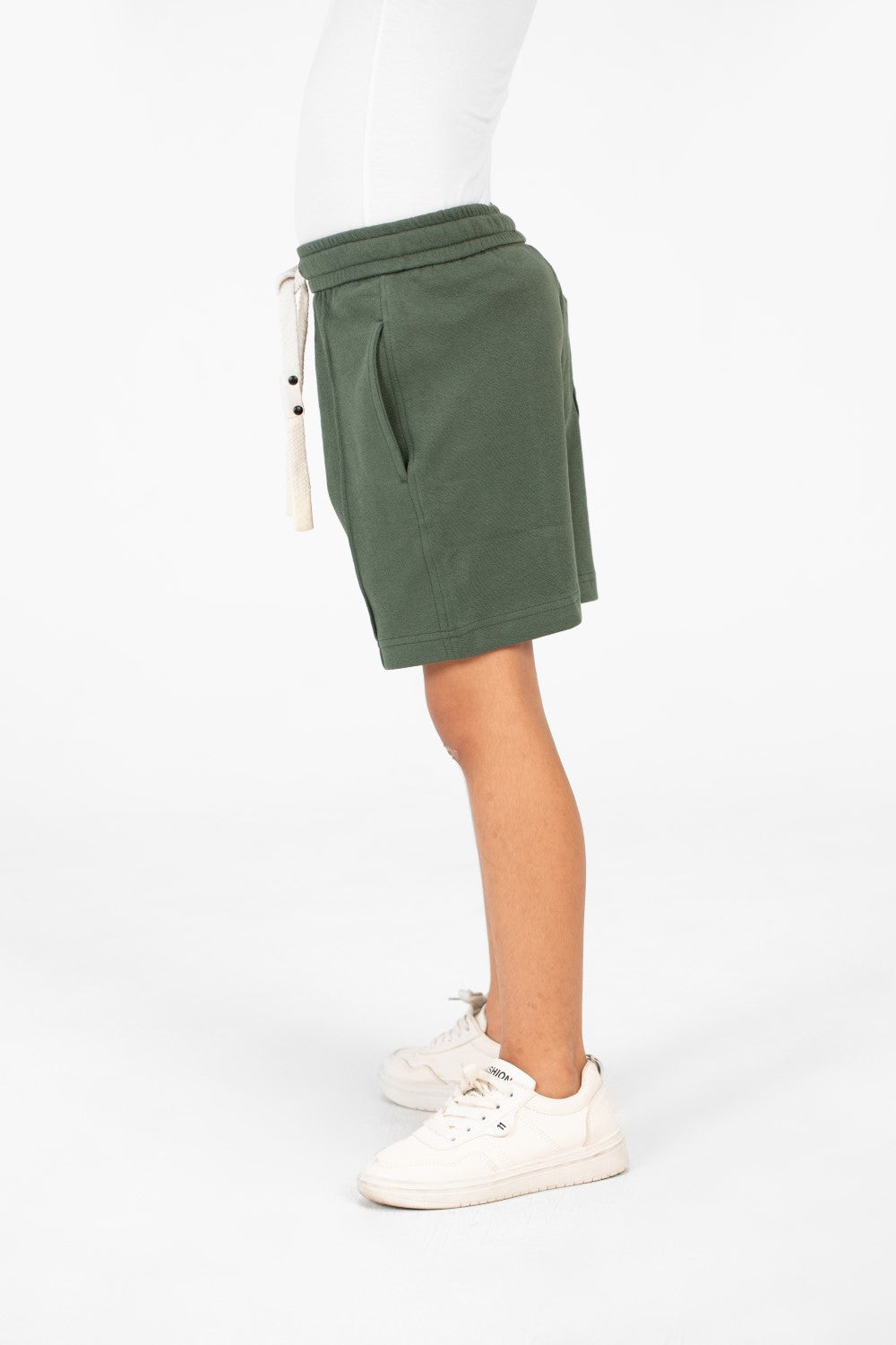 شورت ميلتون للأولاد بحزام خصر مطاطي وجيوب جانبية بتصميم عصري