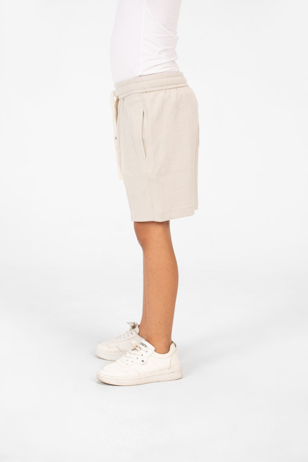 شورت ميلتون للأولاد بحزام خصر مطاطي وجيوب جانبية بتصميم عصري