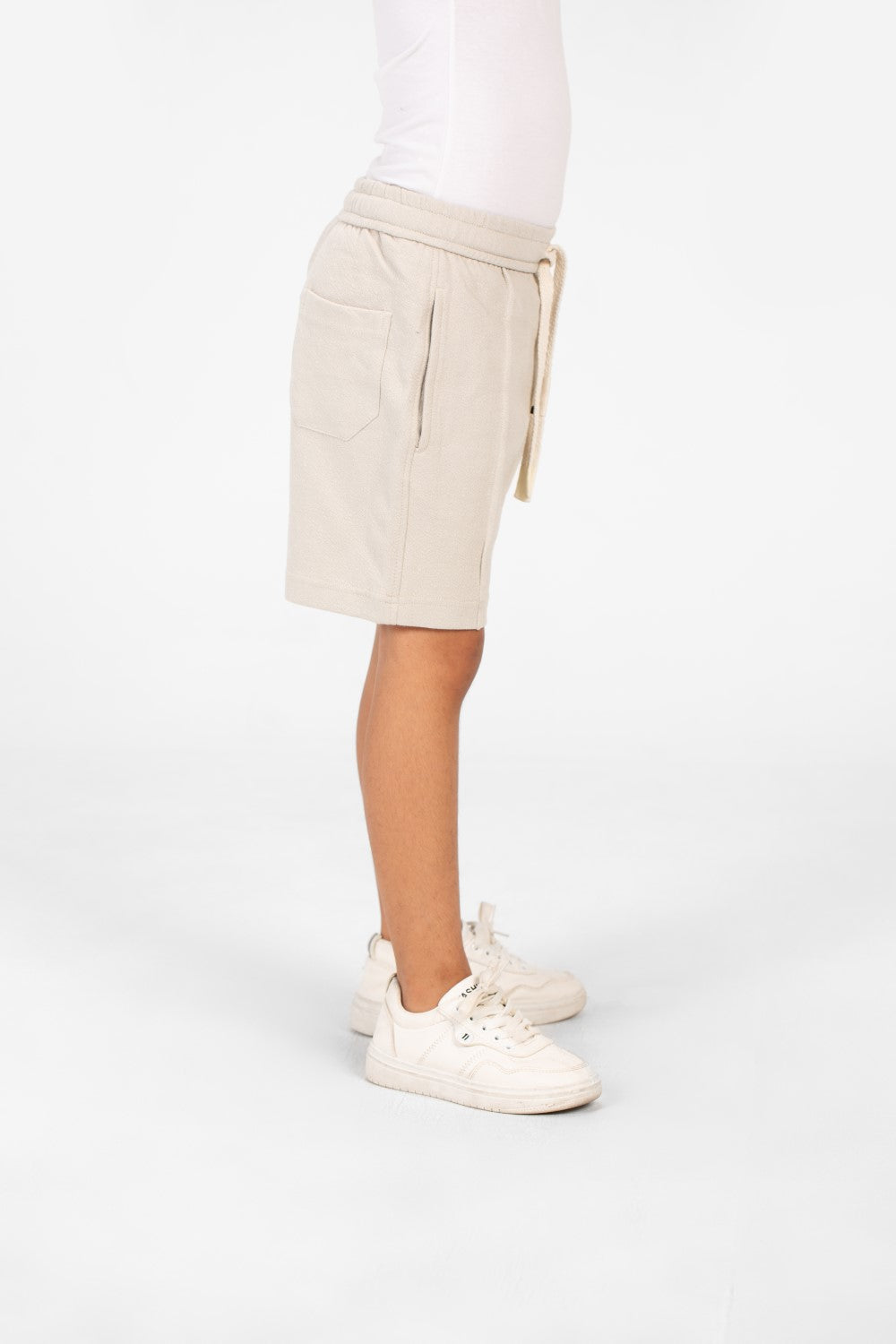 شورت ميلتون للأولاد بحزام خصر مطاطي وجيوب جانبية بتصميم عصري