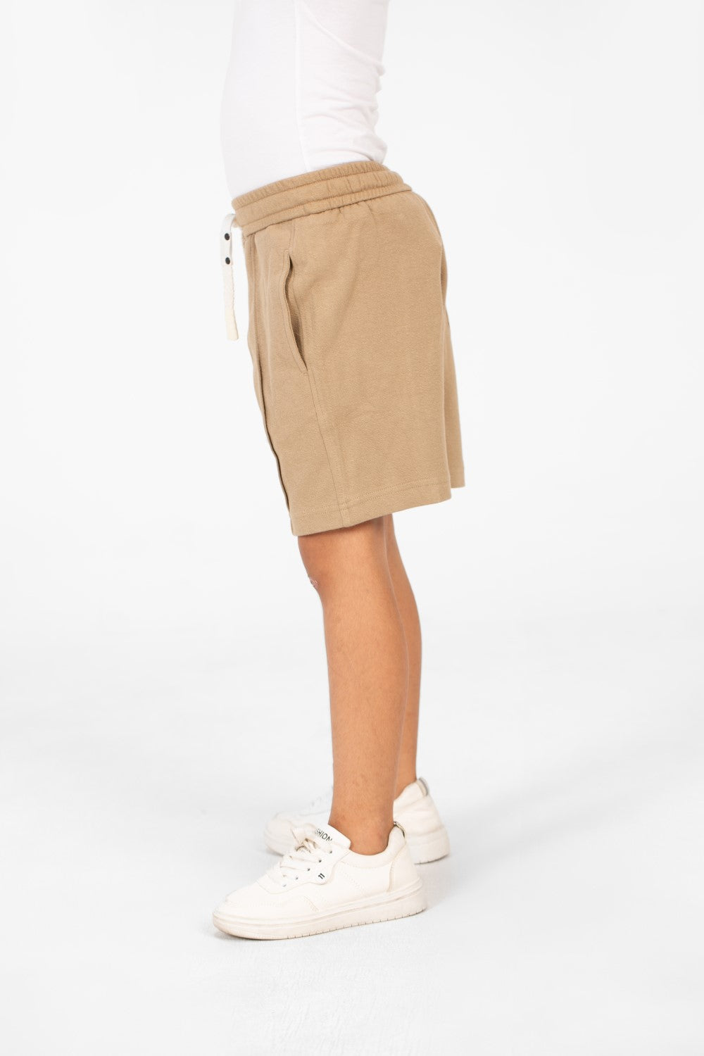 شورت ميلتون للأولاد بحزام خصر مطاطي وجيوب جانبية بتصميم عصري