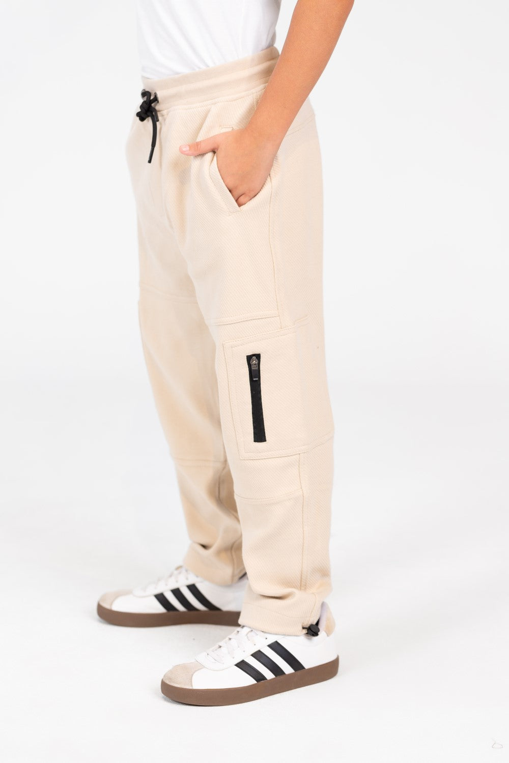 Boy's Sweatpants With Drawstring In The Middle And Side Pockets