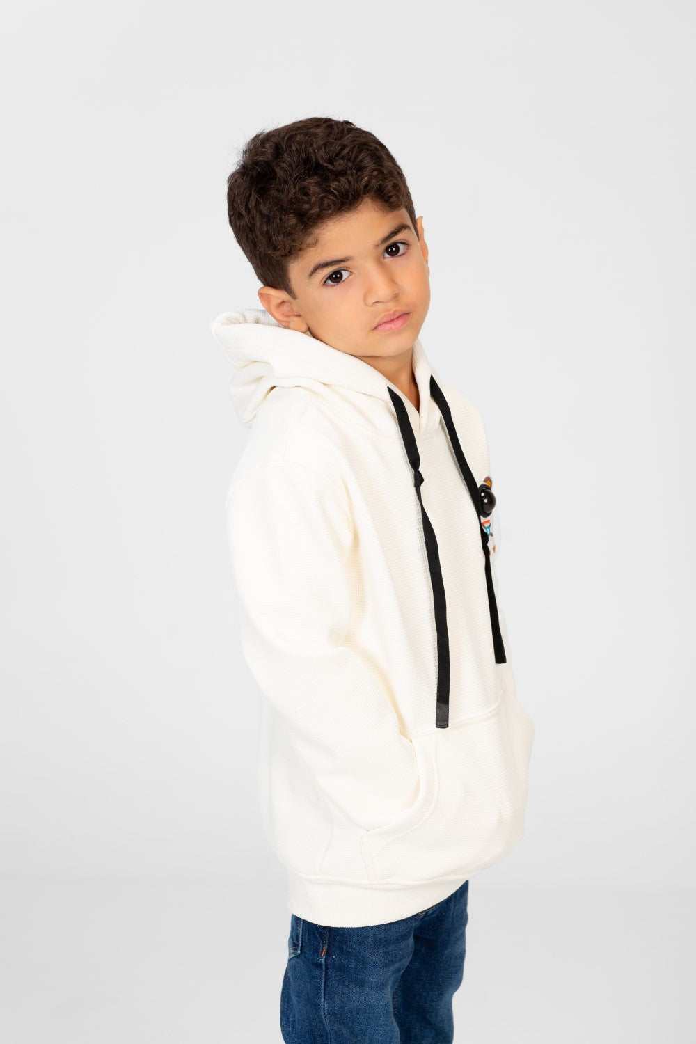 سويت شيرت بغطاء رأس للأولاد مع طباعة أمامية وجيب كنغر