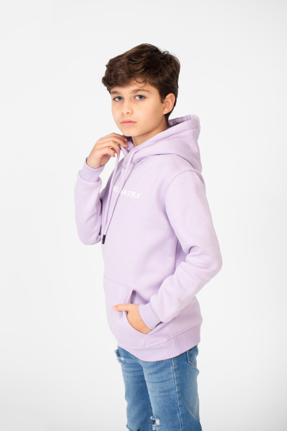 سويت شيرت بغطاء رأس للأولاد مع طباعة "ارتقِ بأسلوبك"